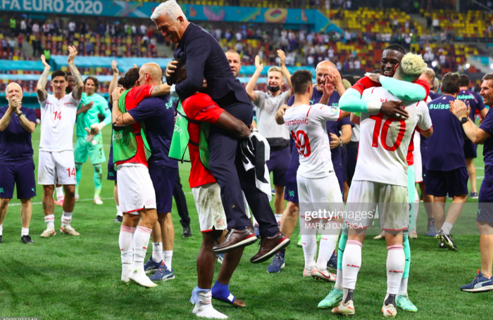 Cầu thủ Thuỵ Sĩ sung sướng vỡ oà sau khi loại đương kim vô địch thế giới Pháp khỏi Euro 2020 - Ảnh 8.