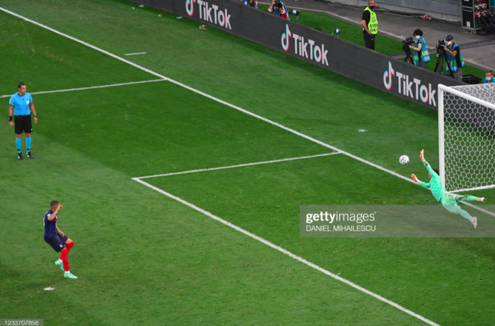 Cầu thủ Thuỵ Sĩ sung sướng vỡ oà sau khi loại đương kim vô địch thế giới Pháp khỏi Euro 2020 - Ảnh 2.