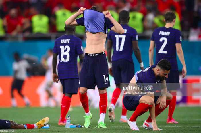 Ảnh: Nỗi buồn vô hạn của tuyển thủ Pháp sau trận thua trước Thuỵ Sĩ - Ảnh 1.