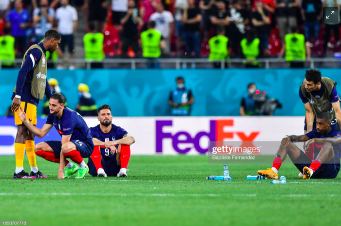 Ảnh: Nỗi buồn vô hạn của tuyển thủ Pháp sau trận thua trước Thuỵ Sĩ - Ảnh 4.