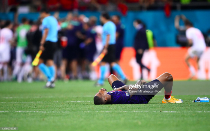 Ảnh: Nỗi buồn vô hạn của tuyển thủ Pháp sau trận thua trước Thuỵ Sĩ - Ảnh 5.