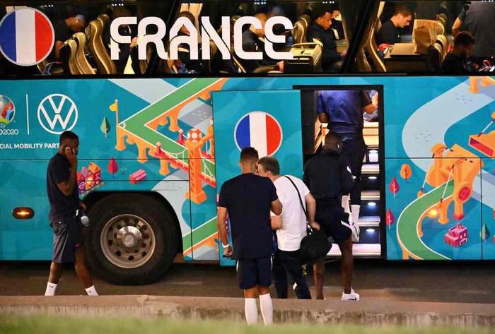 Tuyển Pháp lặng lẽ về nước sau khi bị loại sốc tại Euro: Giải đấu thất vọng qua đi, chỉ còn nỗi buồn ở lại - Ảnh 1.