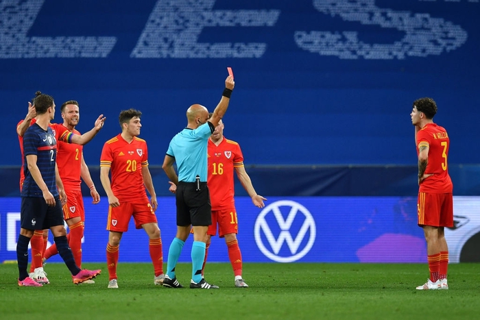 Pháp nhẹ nhàng đánh bại xứ Wales 3-0 trong ngày Benzema sút hỏng penalty - Ảnh 3.