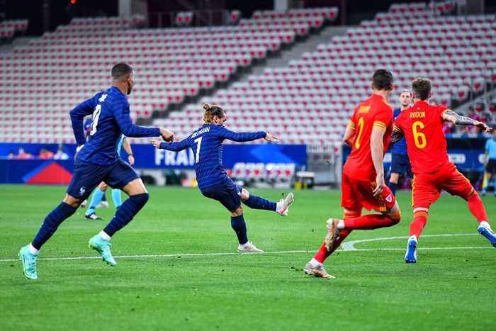 Pháp nhẹ nhàng đánh bại xứ Wales 3-0 trong ngày Benzema sút hỏng penalty - Ảnh 6.