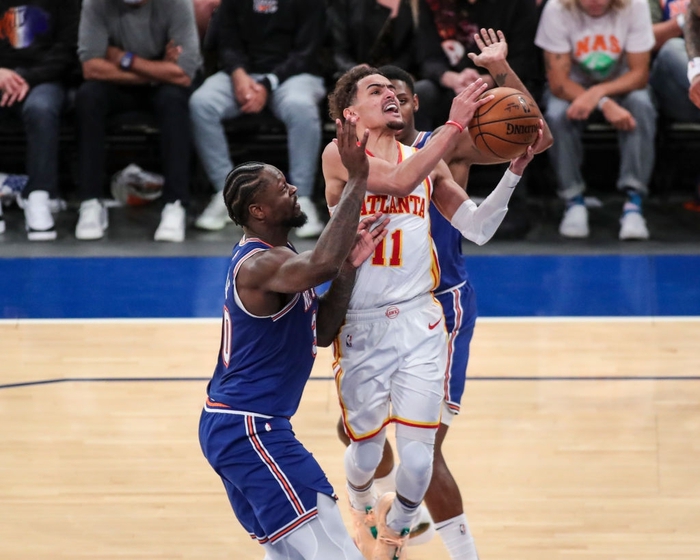 Trae Young ghi 36 điểm, tiễn New York Knicks ra khỏi Playoffs ngay tại thánh địa Madison Square Garden - Ảnh 1.