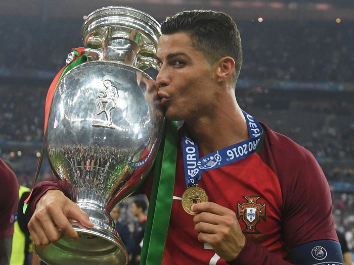 Top 10 trận đấu hay nhất lịch sử Euro (Kỳ 2): Lần đầu đầy xúc cảm của Ronaldo và phép màu đến từ Hy Lạp - Ảnh 2.