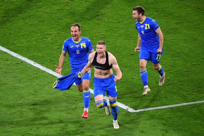 Cẳng chân của cầu thủ Ukraine bị đối thủ Thuỵ Điển đạp thành hình gấp khúc - Ảnh 9.
