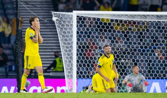 Ảnh: Nỗi buồn vô hạn của cầu thủ Thuỵ Điển vì bàn thua phút cuối cùng, cay đắng nhìn Ukraine đi tiếp - Ảnh 1.