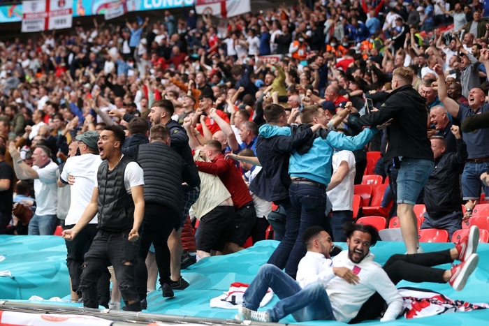 Fan tuyển Anh mở hội trong ngày đội nhà đánh bại Đức tại Euro 2020 - Ảnh 2.