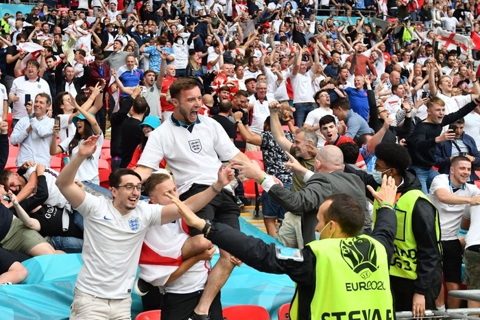 Fan tuyển Anh mở hội trong ngày đội nhà đánh bại Đức tại Euro 2020 - Ảnh 1.