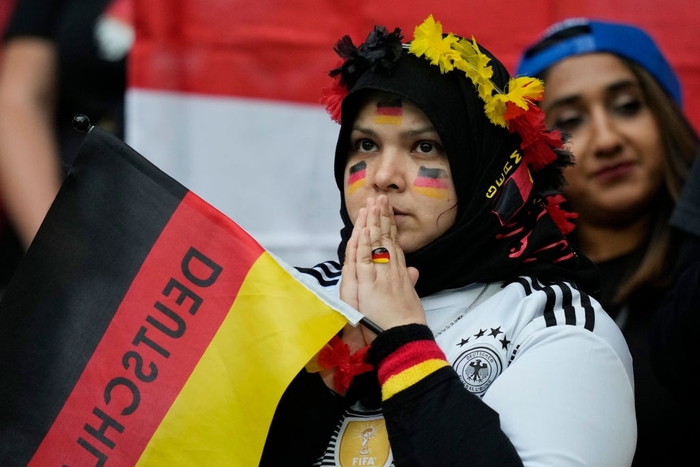 Nghẹn lòng khoảnh khắc bé gái khóc nấc trong lòng cha khi tuyển Đức bị tuyển Anh loại khỏi Euro 2020 - Ảnh 2.