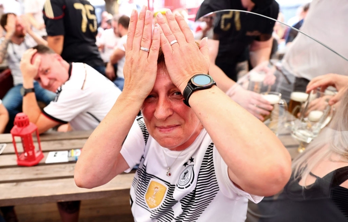 Nghẹn lòng khoảnh khắc bé gái khóc nấc trong lòng cha khi tuyển Đức bị tuyển Anh loại khỏi Euro 2020 - Ảnh 3.