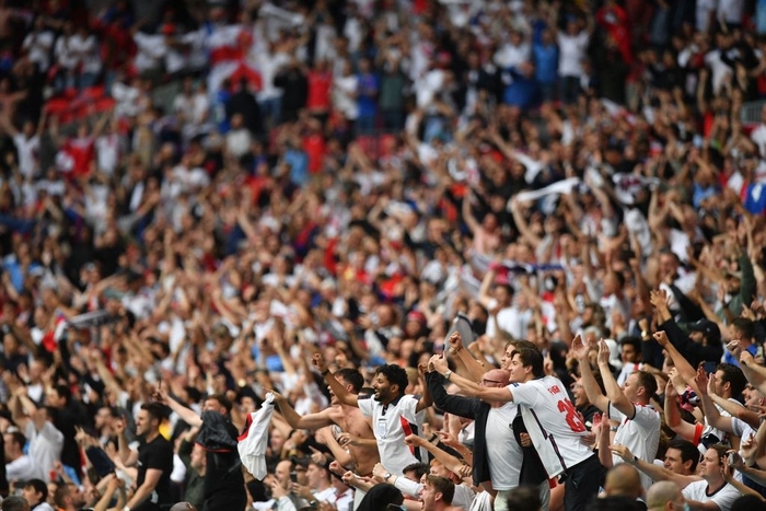 Fan tuyển Anh mở hội trong ngày đội nhà đánh bại Đức tại Euro 2020 - Ảnh 4.