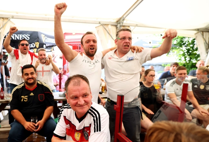 Nghẹn lòng khoảnh khắc bé gái khóc nấc trong lòng cha khi tuyển Đức bị tuyển Anh loại khỏi Euro 2020 - Ảnh 6.