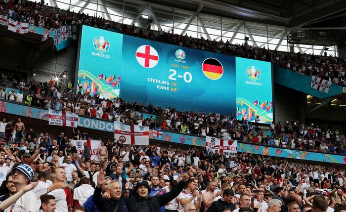 Fan tuyển Anh mở hội trong ngày đội nhà đánh bại Đức tại Euro 2020 - Ảnh 5.