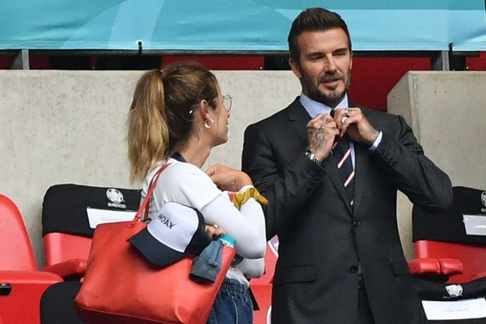 David Beckham trở thành tâm điểm khi dự khán trận Anh - Đức, visual cực đỉnh ở tuổi 46 khiến cậu con trai còn phải chạy dài - Ảnh 2.