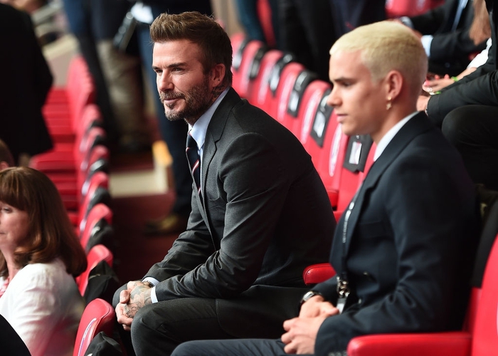 David Beckham trở thành tâm điểm khi dự khán trận Anh - Đức, visual cực đỉnh ở tuổi 46 khiến cậu con trai còn phải chạy dài - Ảnh 4.