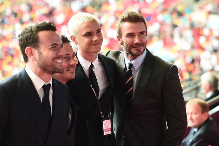 David Beckham trở thành tâm điểm khi dự khán trận Anh - Đức, visual cực đỉnh ở tuổi 46 khiến cậu con trai còn phải chạy dài - Ảnh 1.