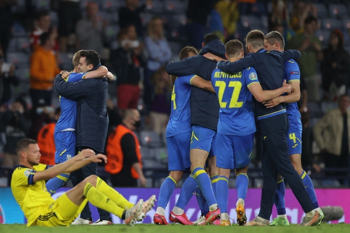 Cầu thủ Ukraine mở hội trên sân sau khi đánh bại Thụy Điển để vào tứ kết Euro 2020 - Ảnh 2.