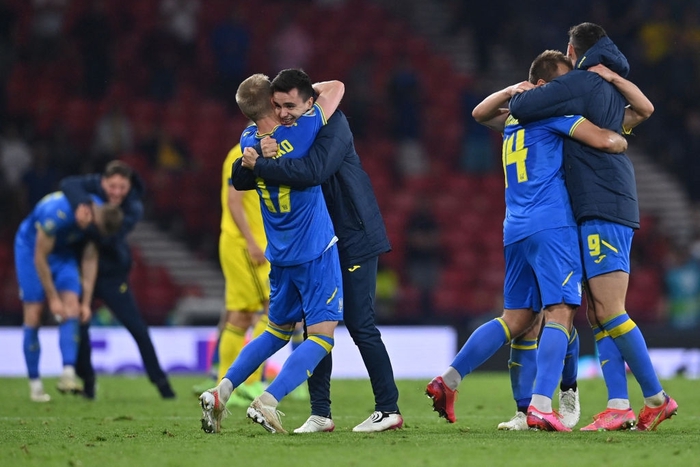 Cầu thủ Ukraine mở hội trên sân sau khi đánh bại Thụy Điển để vào tứ kết Euro 2020 - Ảnh 4.