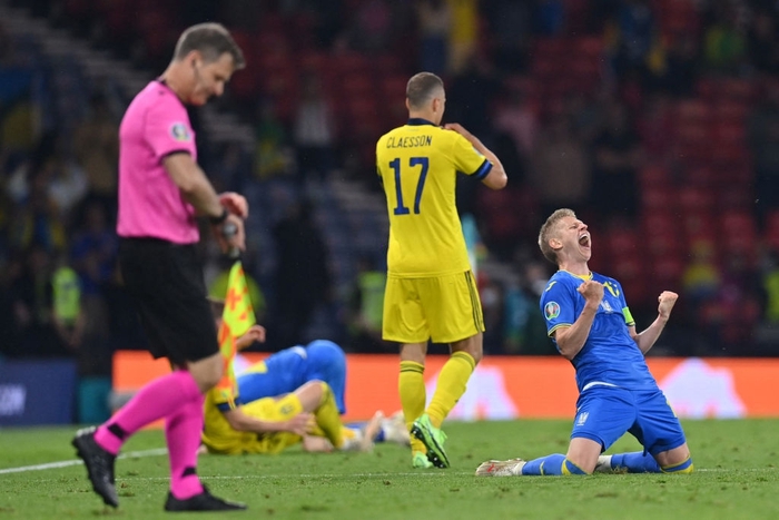 Cầu thủ Ukraine mở hội trên sân sau khi đánh bại Thụy Điển để vào tứ kết Euro 2020 - Ảnh 3.