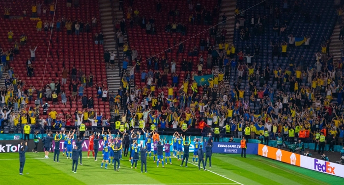 Cầu thủ Ukraine mở hội trên sân sau khi đánh bại Thụy Điển để vào tứ kết Euro 2020 - Ảnh 5.