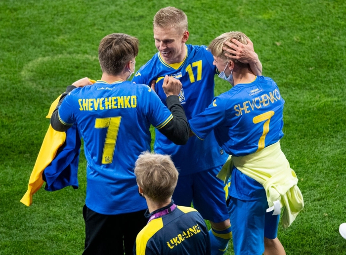 Cầu thủ Ukraine mở hội trên sân sau khi đánh bại Thụy Điển để vào tứ kết Euro 2020 - Ảnh 7.