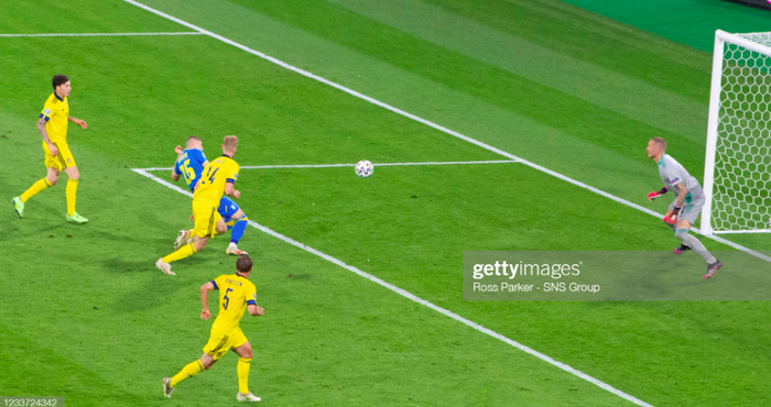 Cẳng chân của cầu thủ Ukraine bị đối thủ Thuỵ Điển đạp thành hình gấp khúc - Ảnh 8.