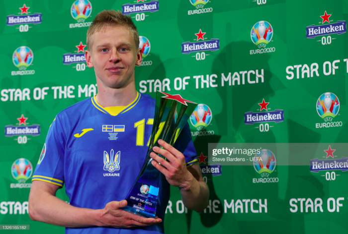 Cầu thủ Ukraine mở hội sau khi đánh bại Thụy Điển ở vòng 1/8 Euro 2020 - Ảnh 9.