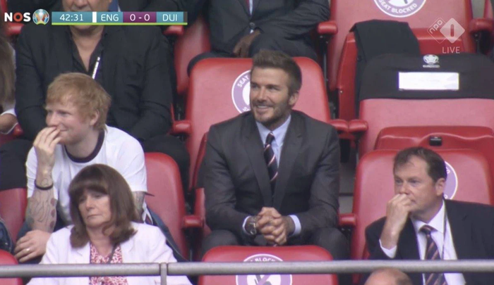David Beckham trở thành tâm điểm khi dự khán trận Anh - Đức, visual cực đỉnh ở tuổi 46 khiến cậu con trai còn phải chạy dài - Ảnh 6.