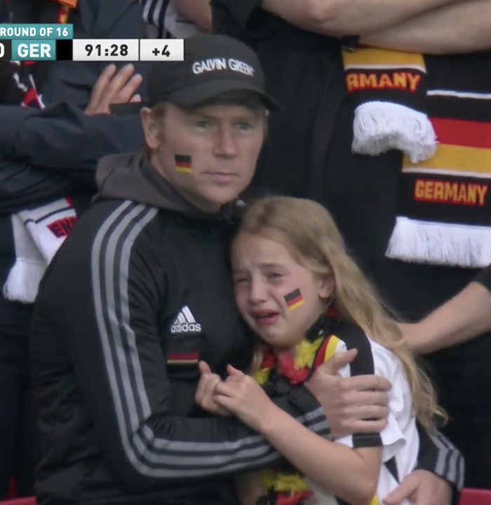 Nghẹn lòng khoảnh khắc bé gái khóc nấc trong lòng cha khi tuyển Đức bị tuyển Anh loại khỏi Euro 2020 - Ảnh 1.