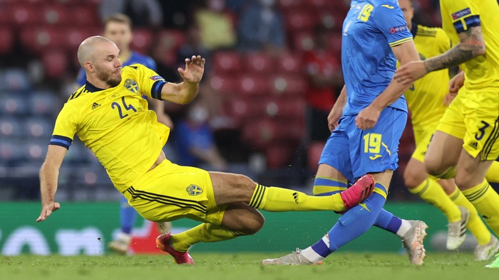 Cẳng chân của cầu thủ Ukraine bị đối thủ Thuỵ Điển đạp thành hình gấp khúc - Ảnh 3.