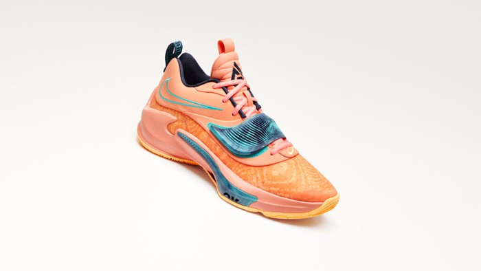 Ngỡ ngàng vẻ đẹp của Nike Zoom Freak 3 trong lần ra mắt trên chân ... PJ Tucker - Ảnh 4.