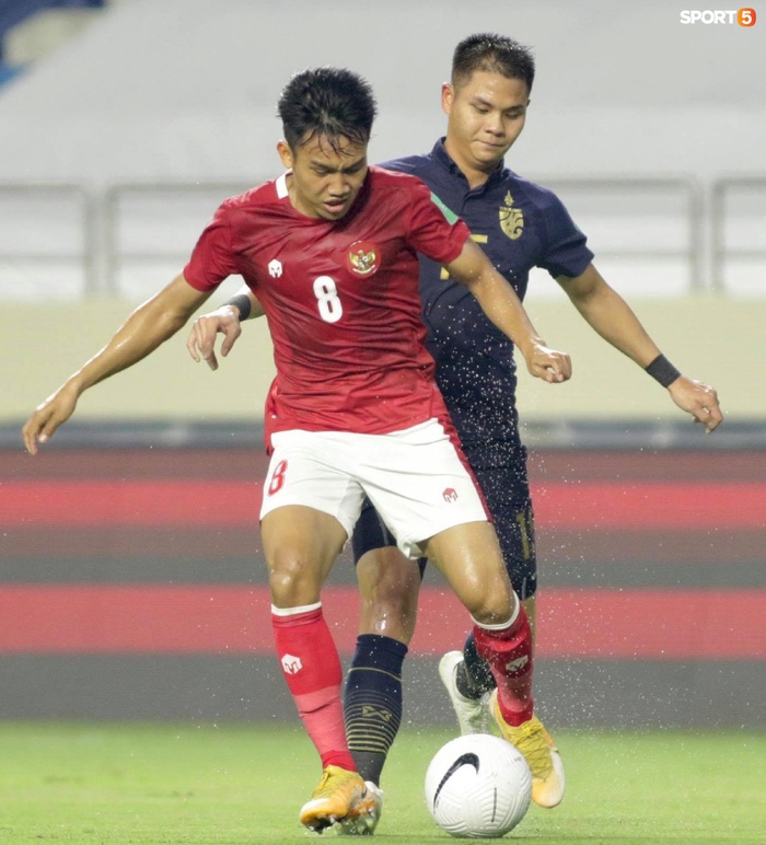 Ngôi sao tuyển Indonesia đạp trúng chỗ hiểm của thủ môn Thái Lan, nhận thẻ vàng vì phản ứng sau đó  - Ảnh 4.
