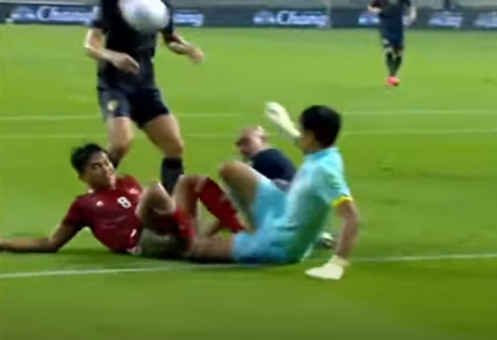 Cầu thủ Indonesia đạp trúng chỗ hiểm của thủ môn Thái Lan, nhận thẻ vàng vì phản ứng sau đó  - Ảnh 1.