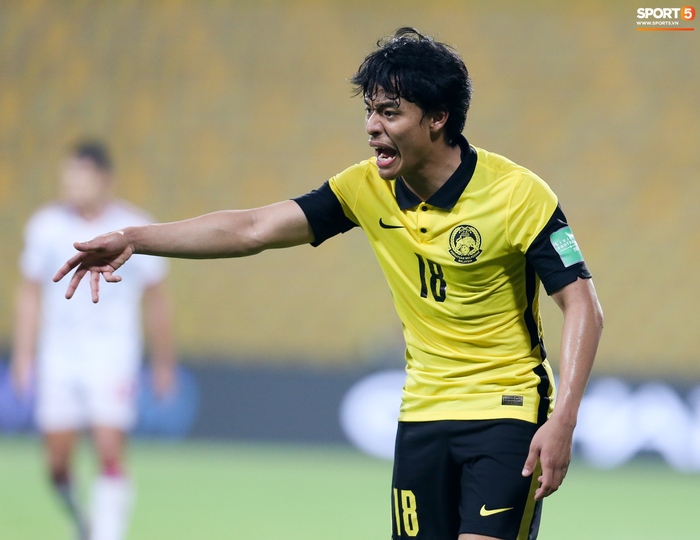 Thần đồng bóng đá tuyển Malaysia nổi cáu với đồng đội ở trận thua tan tác trước UAE - Ảnh 3.