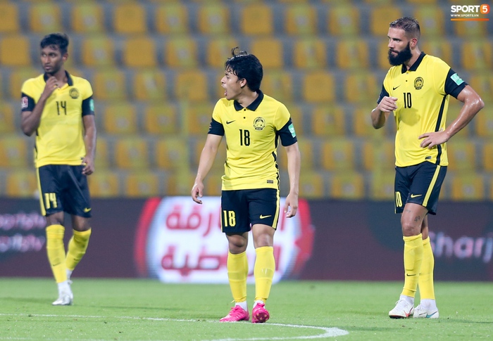 Thần đồng bóng đá tuyển Malaysia nổi cáu với đồng đội ở trận thua tan tác trước UAE - Ảnh 4.