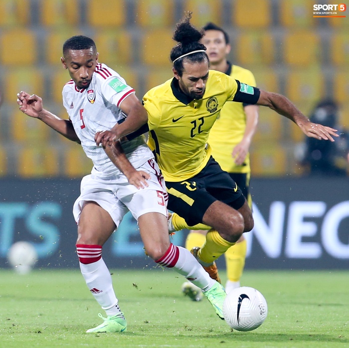 Thần đồng bóng đá tuyển Malaysia nổi cáu với đồng đội ở trận thua tan tác trước UAE - Ảnh 7.
