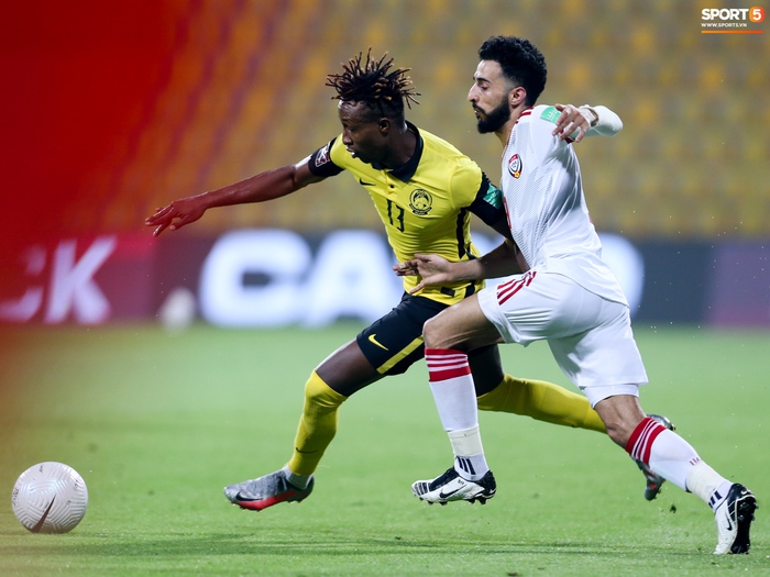 Thần đồng bóng đá tuyển Malaysia nổi cáu với đồng đội ở trận thua tan tác trước UAE - Ảnh 6.