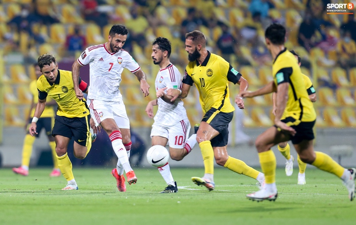 Thần đồng bóng đá tuyển Malaysia nổi cáu với đồng đội ở trận thua tan tác trước UAE - Ảnh 1.
