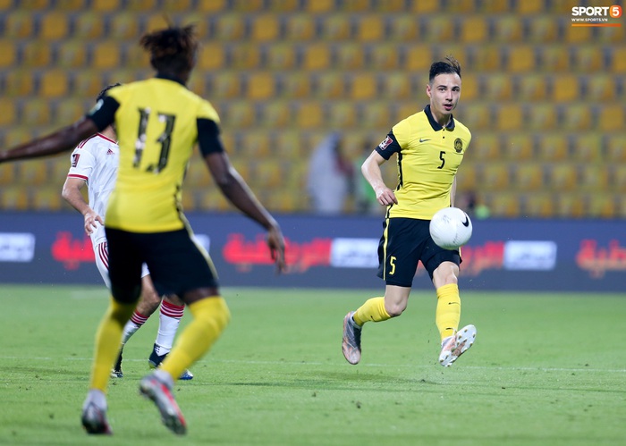 Cầu thủ nhập tịch tuyển Malaysia bị từ đồng đội đến CĐV chỉ trích sau trận thua UAE - Ảnh 10.