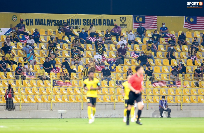 Cầu thủ nhập tịch tuyển Malaysia bị từ đồng đội đến CĐV chỉ trích sau trận thua UAE - Ảnh 4.
