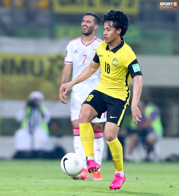 Thần đồng bóng đá tuyển Malaysia nổi cáu với đồng đội ở trận thua tan tác trước UAE - Ảnh 5.