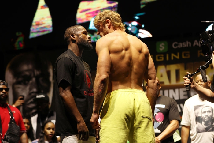 Floyd Mayweather và Logan Paul hoàn tất buổi cân trọng lượng: Chênh nhau hơn 15 kg - Ảnh 1.