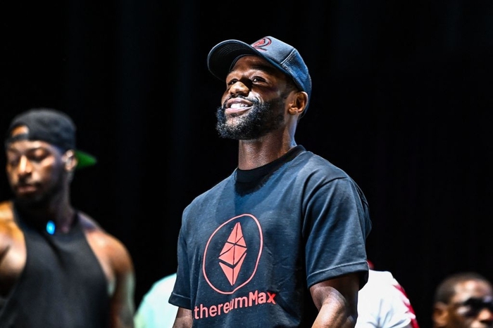 Floyd Mayweather và Logan Paul hoàn tất buổi cân trọng lượng: Chênh nhau hơn 15 kg - Ảnh 3.