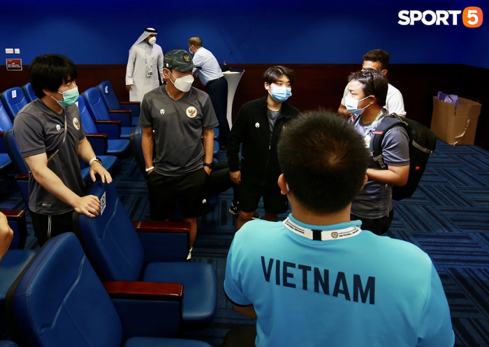 HLV Hàn Quốc mắng té tát phiên dịch tuyển Indonesia trước mặt phóng viên Việt Nam - Ảnh 1.