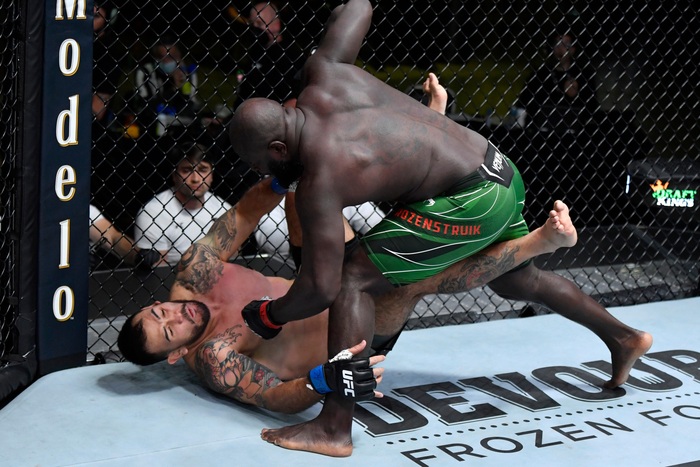 Jairzinho Rozenstruik hạ đo ván Augusto Sakai trong trận đấu chính tại UFC, bỏ túi phần thưởng trị giá 50 nghìn USD - Ảnh 4.