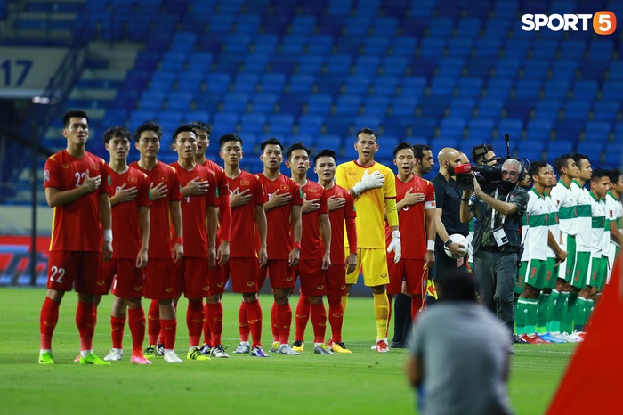 Lễ chào cờ đặc biệt của tuyển Việt Nam tại trận đấu quan trọng không chỉ đánh dấu sự tôn trọng đối với quốc kỳ mà còn tôn vinh tinh thần đồng đội, khát khao chiến thắng và tình yêu dành cho đất nước. Hình ảnh xúc động này đã thu hút được sự quan tâm của đông đảo người hâm mộ bóng đá, đặc biệt là các fan hâm mộ tuyển Việt Nam.
