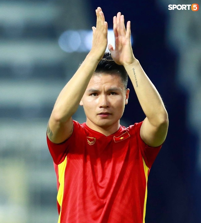Xúc động hình ảnh đội tuyển Việt Nam đặt tay lên ngực trái, chào cờ và hát Quốc ca trước trận gặp Indonesia - Ảnh 6.