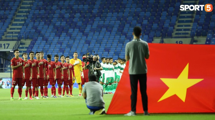 Xúc động hình ảnh đội tuyển Việt Nam đặt tay lên ngực trái, chào cờ và hát Quốc ca trước trận gặp Indonesia - Ảnh 1.